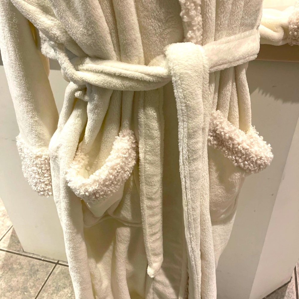 Robe (L) - Picture 3 of 11
